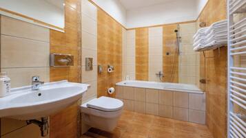 Classic Quadruple Room | Bathroom | Free toiletries, hair dryer, towels, soap