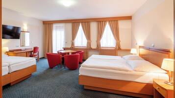 Classic Quadruple Room | In-room safe, desk, blackout curtains, free WiFi