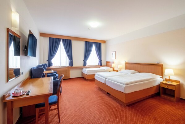 Classic Triple Room | In-room safe, desk, blackout drapes, free WiFi