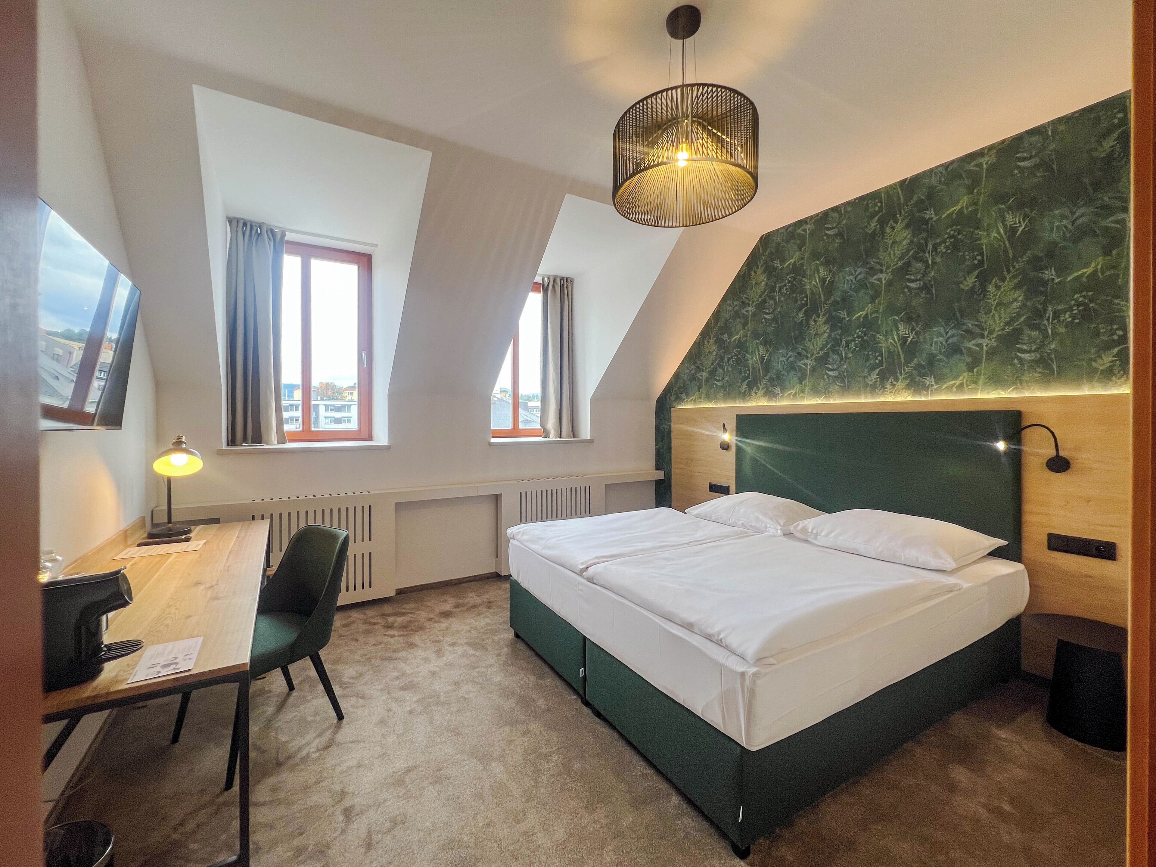 高级双人房 | 客房内保险箱、办公桌、遮光窗帘、免费 WiFi