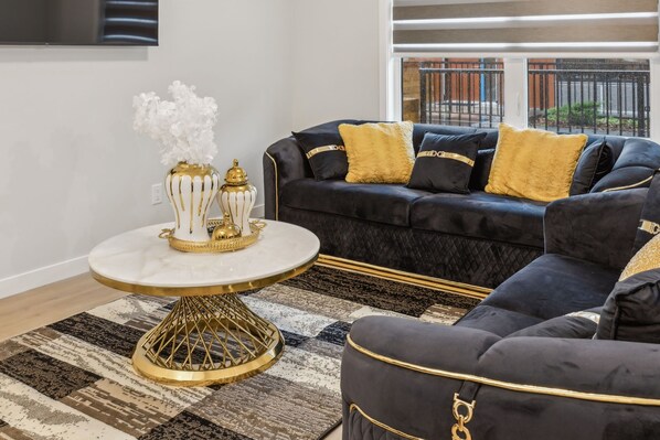 Smart TV, libros y estéreo 