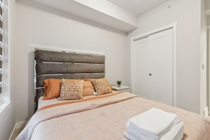 2 bedrooms, in-room safe, desk, iron/ironing board