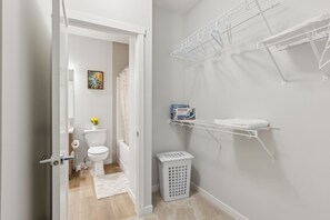 Secadora de cabello, toallas, jabón, shampoo 