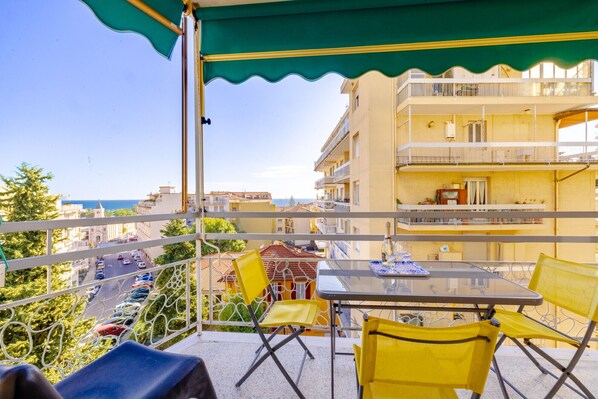 Unclassified image, 1 of 26, button