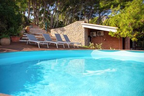 Kolam renang outdoor musiman