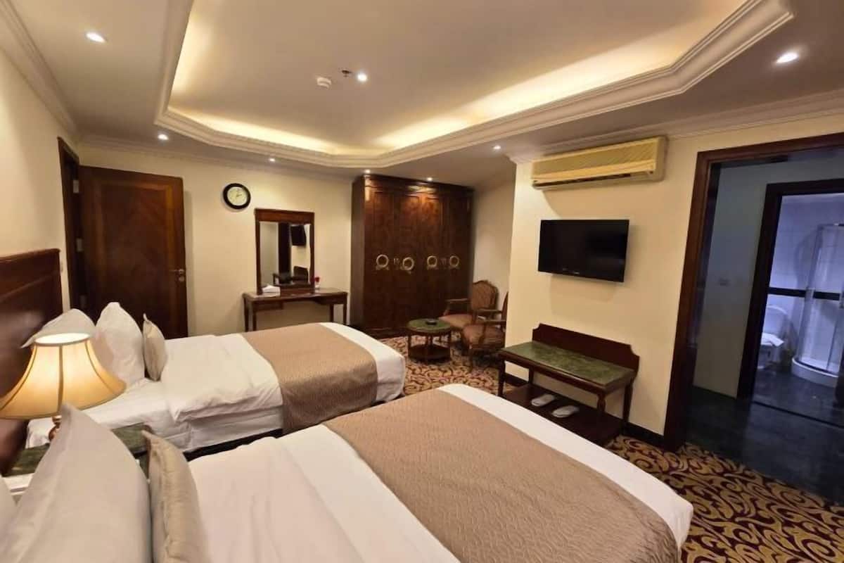 Egyptian cotton sheets, premium bedding, pillowtop beds, desk