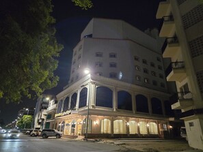 Fassade der Unterkunft – Abend/Nacht