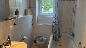 Haartrockner, Handtücher, Seife, Toilettenpapier