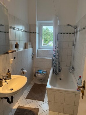 Haartrockner, Handtücher, Seife, Toilettenpapier
