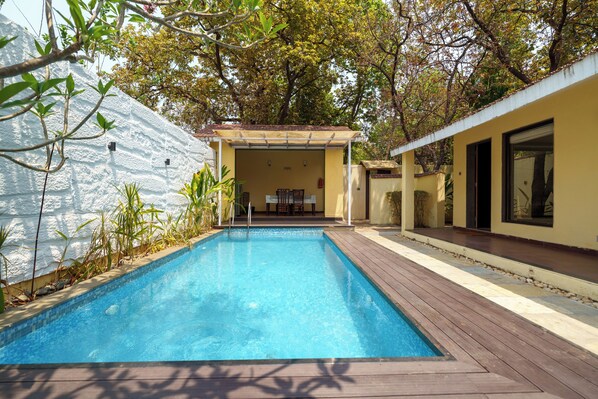 Una piscina al aire libre