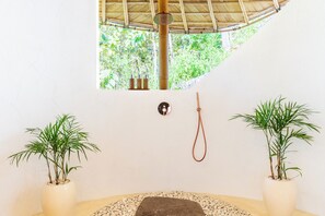 Shower, hair dryer, towels, soap - Luxury Private Pool Villa with Ocean View & Floating Breakfast (Nusa Penida)
