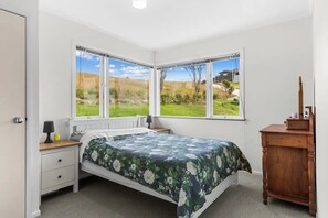 3 bedrooms, WiFi, bed sheets - A symphony of rural and sea views! (Kaiwaka)