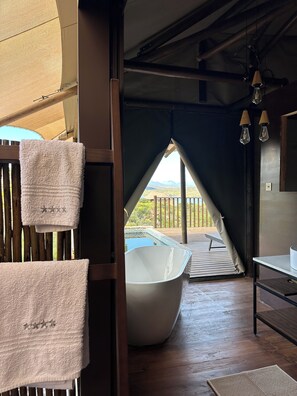 Separate bathtub and shower, free toiletries, hair dryer, bathrobes - Yamu Lifestyle Resort (Clanwilliam)