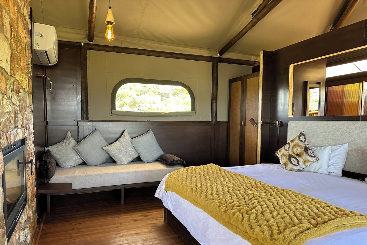 Roupas de cama premium, frigobar, cofres nos quartos