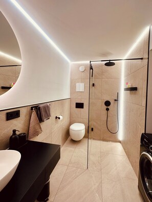 Een douche, een haardroger, handdoeken, zeep