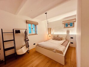 1 slaapkamer, een strijkplank/strijkijzer, wifi, beddengoed