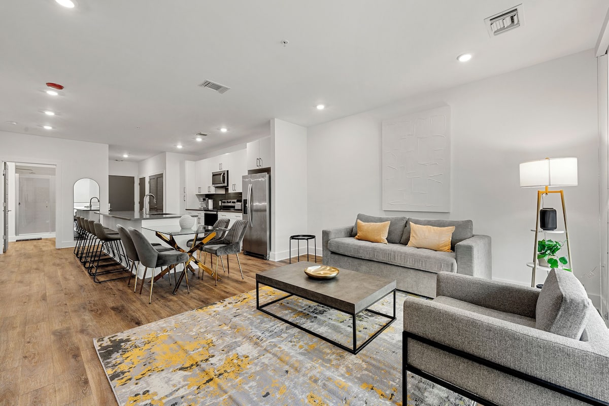 Classic Apartment, City View | Living area