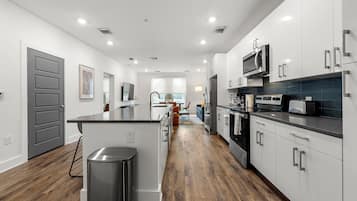Full-sized fridge, microwave, oven, stovetop