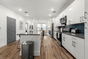 Full-sized fridge, microwave, oven, stovetop