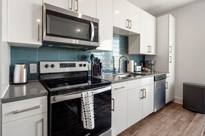 Standard-Apartment, 1 Schlafzimmer | Eigene Küche | Großer Kühlschrank, Mikrowelle, Ofen, Herdplatte