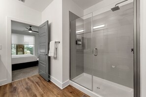 Articles de toilette gratuits, sèche-cheveux, serviettes fournies, savon