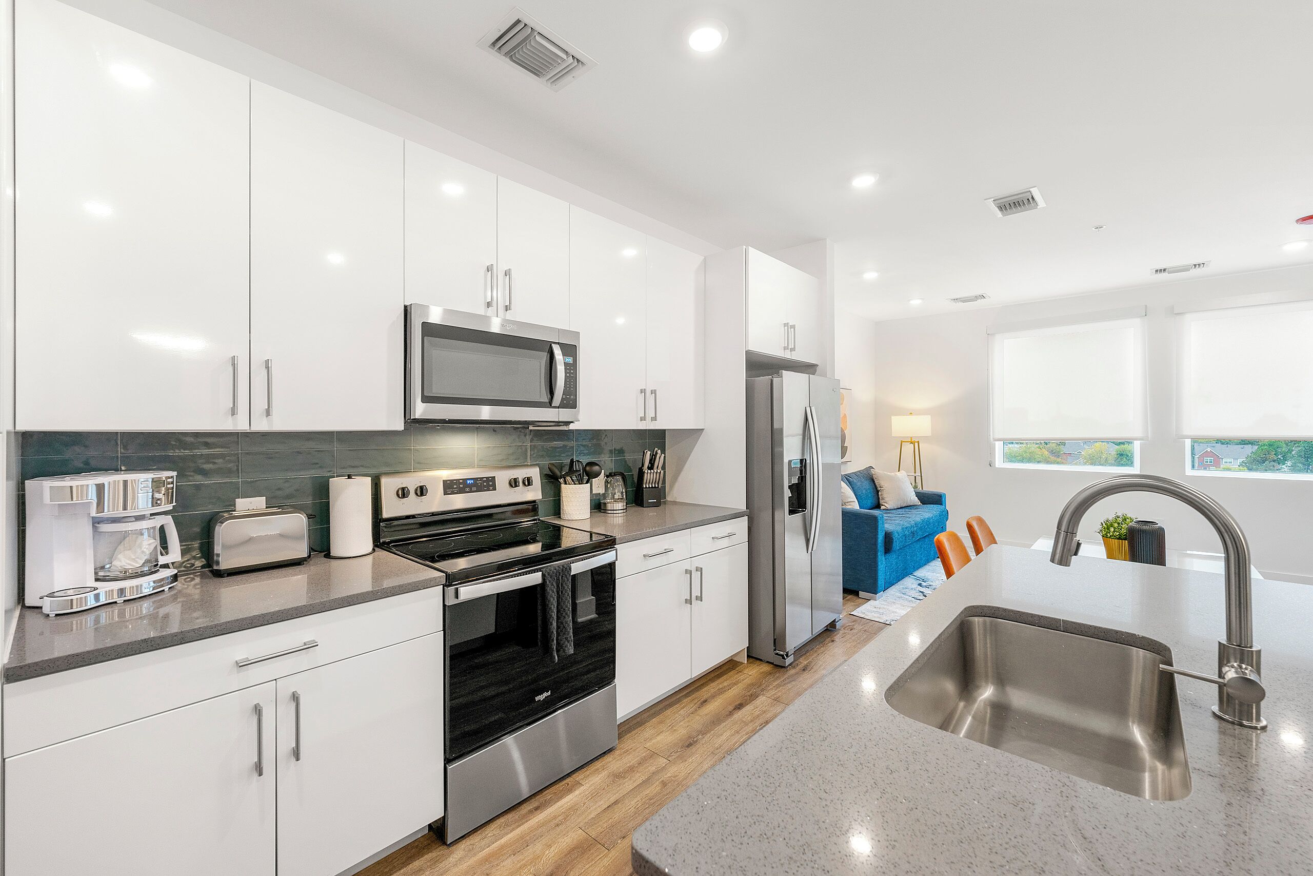 Departamento Deluxe, vista a la ciudad | Cocina privada | Refrigerador con congelador, microondas, horno y parrilla de estufa 