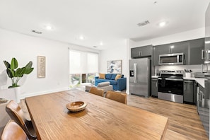 Premium Apartment, 1 Bedroom | In-room dining