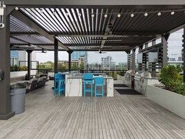 Una piscina al aire libre de temporada