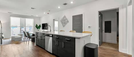 Apartamento City, vistas a la ciudad | Cocina privada | Frigorífico grande, microondas, horno y placa de cocina