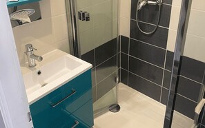 Douche, sèche-cheveux, serviettes fournies, savon