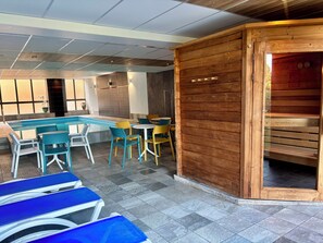 Outdoor dining - Logis Hotel Restaurant Aux Trois Roses, pets welcome (La Petite-Pierre)