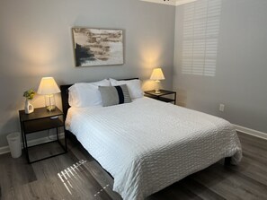 2 habitaciones, escritorio, tabla de planchar con plancha y wifi gratis 