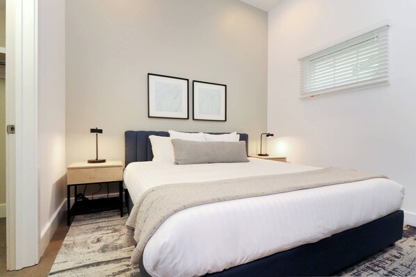 1 غرفة نوم ومكواة/لوح كي وواي فاي وملاءات أسرّة