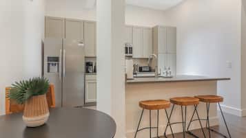 Geladeira, micro-ondas, cooktop, lava-louças