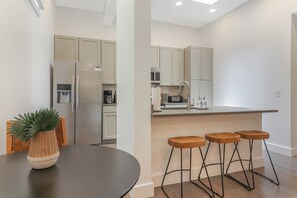 Fridge, microwave, stovetop, dishwasher