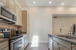 ثلاجة، ميكروويف، موقد طهي مسطح، غسالة أطباق