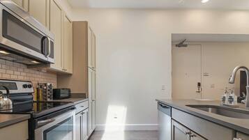 Fridge, microwave, stovetop, dishwasher