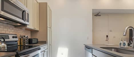 Frigorifero, microonde, piano cottura, lavastoviglie