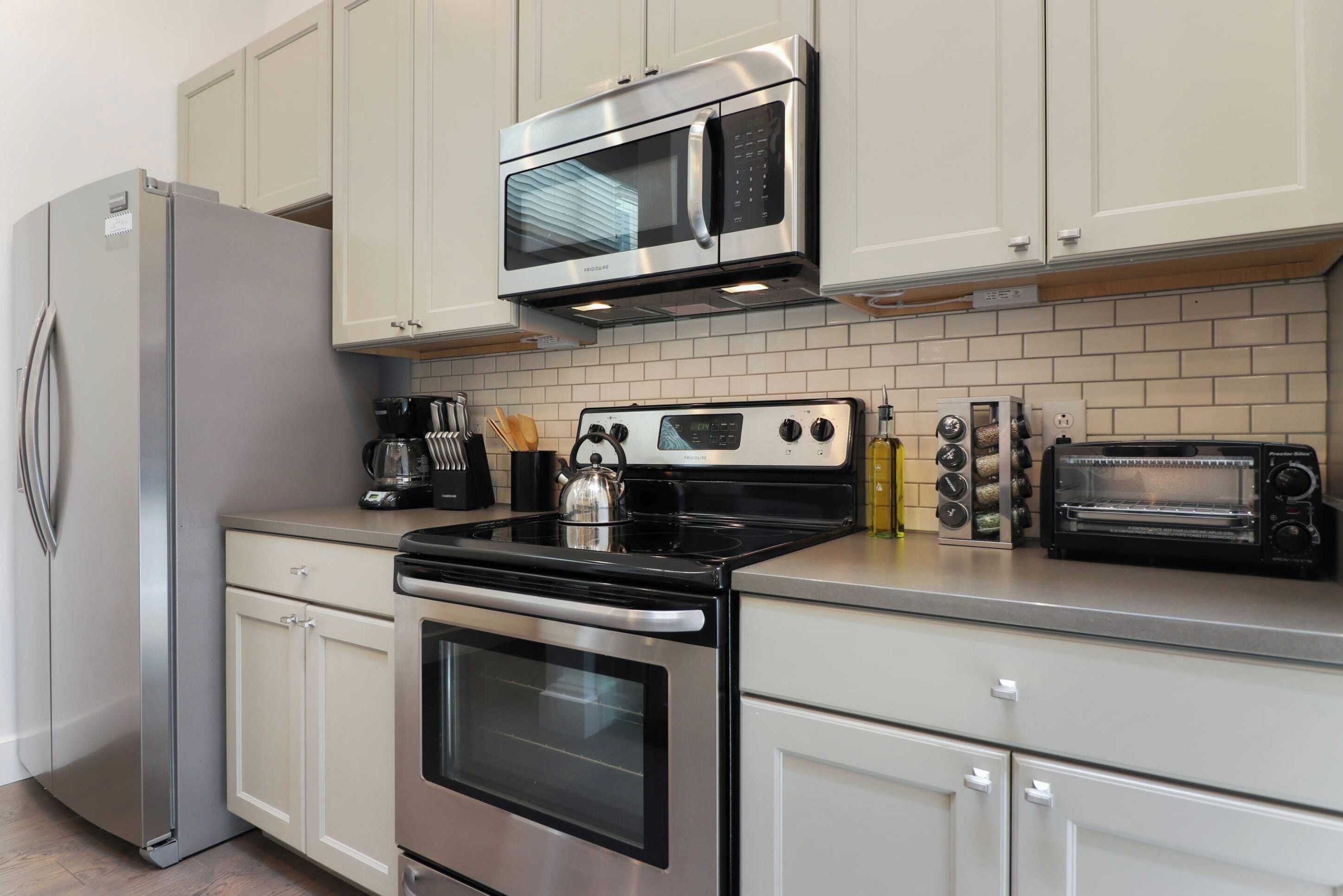 Geladeira, micro-ondas, cooktop, lava-louças