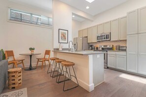 Kjøleskap, mikrobølgeovn, kokeplater og oppvaskmaskin