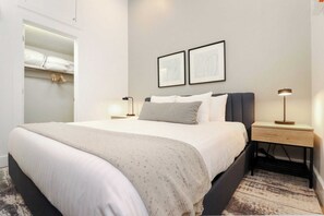 1 slaapkamer, een strijkplank/strijkijzer, wifi, beddengoed