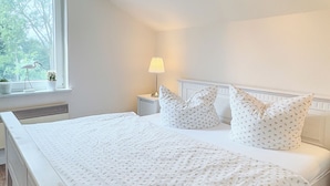 2 bedrooms, travel crib, bed sheets