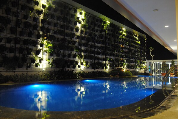 Outdoor pool - Dbest Hotel Pasar Baru Bandung (Bandung)