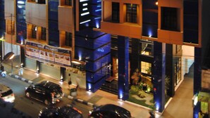 Un hôtel à plusieurs étages, reconnaissable à son grand panneau indiquant « d’best hotel ».