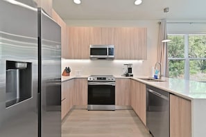 Réfrigérateur, four à micro-ondes, un four, surface de cuisson