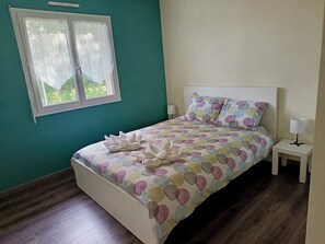 4 室のベッドルーム、アイロン / アイロン台、WiFi、ベッドシーツ