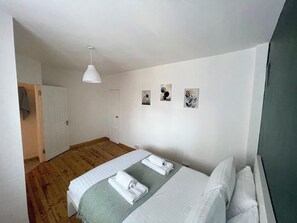 3 bedrooms, desk, iron/ironing board, free WiFi