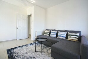 Een smart-tv en boeken