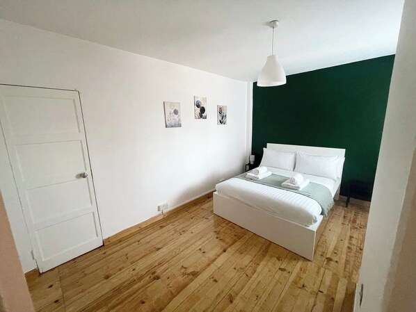 3 bedrooms, desk, iron/ironing board, travel crib