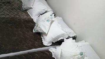 1 habitación, tabla de planchar con plancha y ropa de cama